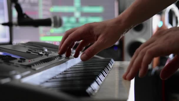 Musiker Händer Välja Ljud Ett Tangentbord Som Förberedelse För Inspelning — Stockvideo