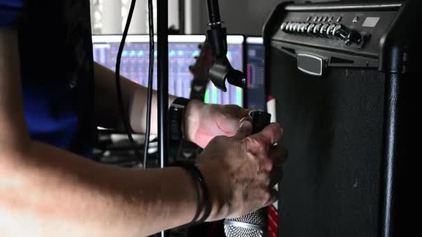 Technicien Prépare Amplificateur Guitare Pour Enregistrer Dans Home Studio — Video