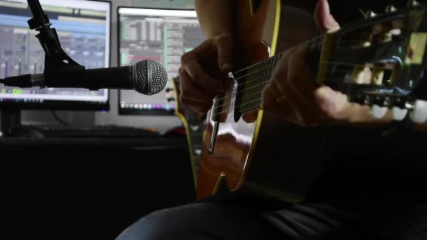 Gitaris Klasik Rekaman Dengan Mikrofon Studio Rekaman Rumah Menggunakan Perangkat — Stok Video