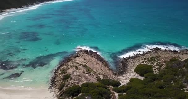 Blaues Flaches Meer Und Wellen Treffen Auf Einen Ruhigen Strand — Stockvideo