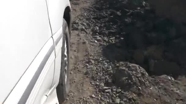 Auto Auf Holpriger Straße Voller Steine Gefilmt — Stockvideo