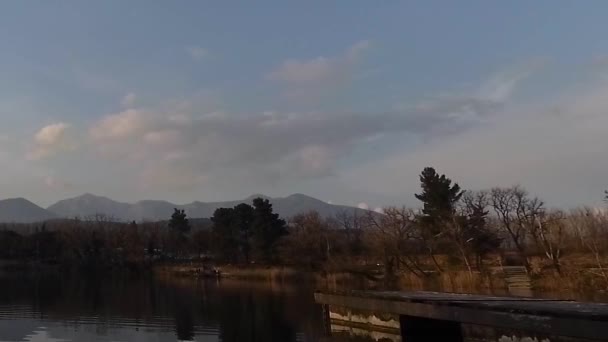 時間の経過リラックス湖の青い空と白い雲のパン左 — ストック動画