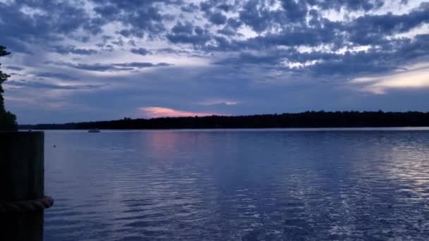 Nuages Couleur Dans Ciel Coucher Soleil Reflétés Sur Surface Calme — Video