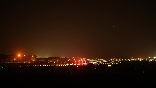 Uçuş Kalkış Iniş Videosu Gece Yoğun Havaalanında — Stok video