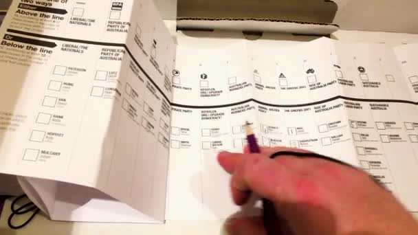 Preoccupato Maschio Voter Fumbles Oversize Senato Scheda Elettorale Elezioni Australiane — Video Stock