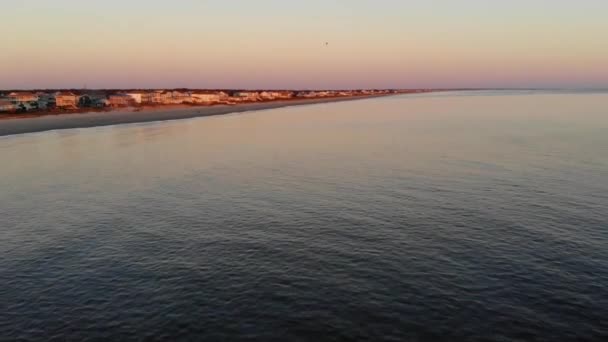 Ascendente Drone Aereo Cinematografico Che Sorvola Oceano Con Bellissimo Tramonto — Video Stock