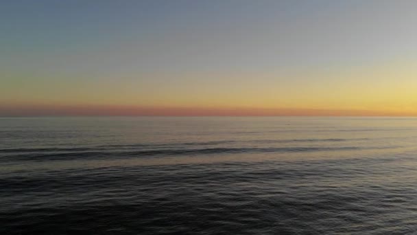 在美丽的落日下飞越海浪的电影空中无人驾驶飞机 — 图库视频影像