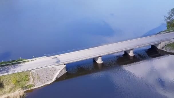 Tiro Aéreo Carro Passageiros Dirigindo Uma Ponte Sobre Lago Câmara — Vídeo de Stock