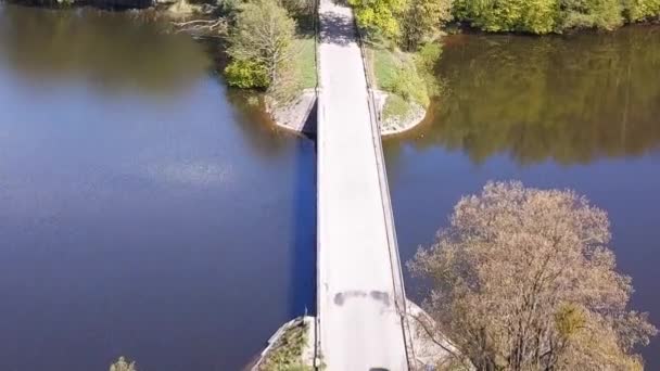 Tiro Aéreo Dois Carros Passageiros Dirigindo Uma Ponte Sobre Lago — Vídeo de Stock