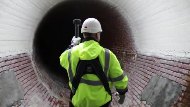 Pracownik Kanalizacji Prowadzi Ścieżką Światłem Dół Starego Xix Wiecznego Tunelu — Wideo stockowe