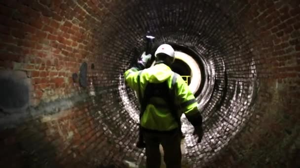Pracownik Kanalizacji Prowadzi Ścieżką Światłem Dół Starego Xix Wiecznego Tunelu — Wideo stockowe