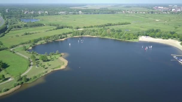 Imágenes Aéreas Del Lago Con Pocos Veleros Europa Holanda — Vídeos de Stock