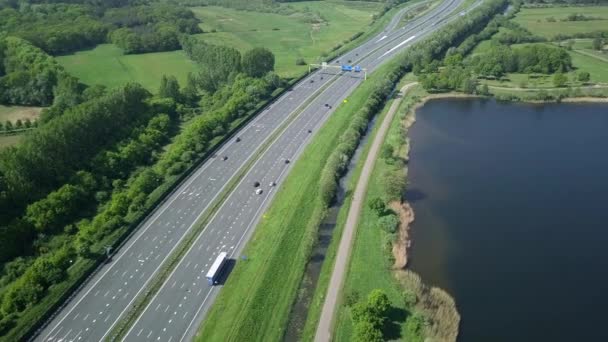 4Kでヨーロッパ オランダの湖の近くの高速道路の空中映像 — ストック動画