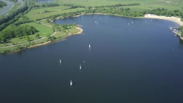 Volar Sobre Los Veleros Lago Europa Holanda Disparo Través Dron — Vídeos de Stock