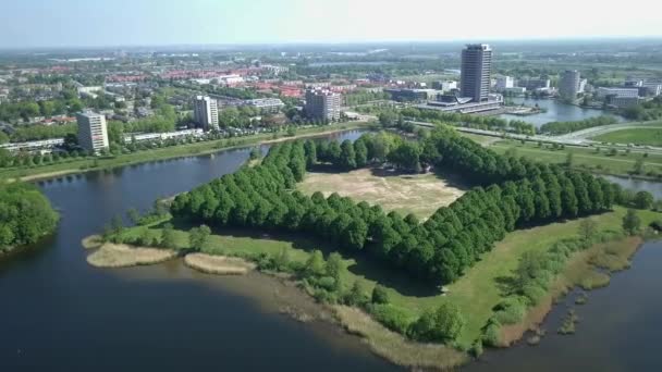 以繁忙的城市为背景的欧洲 荷兰历史城市公园的空中图像 — 图库视频影像