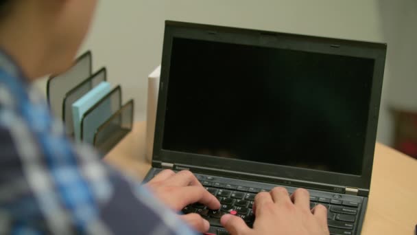Dizüstü Bilgisayarında Yazı Yazan Bir Adamın Omzunun Üstünden — Stok video