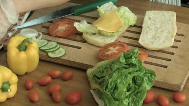 Het Maken Van Een Heerlijke Gezonde Sandwich Een Snijplank — Stockvideo