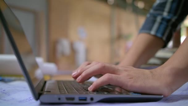 Side Shot Man Typing His Laptop — Stock Video