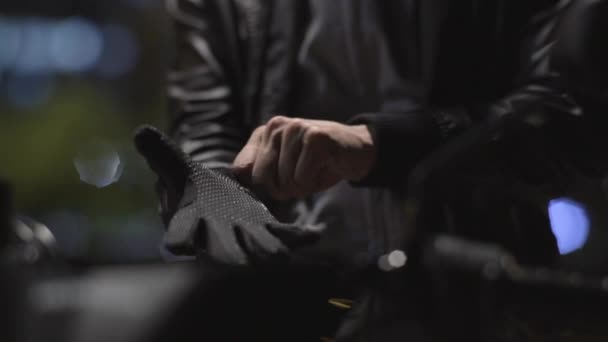 Powolny Motocyklista Noszący Testujący Rękawiczki — Wideo stockowe