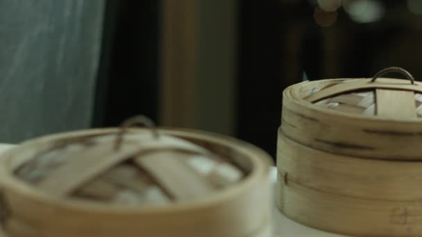 Abrindo Steamers Madeira Com Dumplings Chineses — Vídeo de Stock