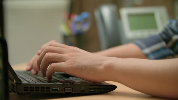 Tiro Lateral Homem Digitando Seu Laptop Fechando Como Ele Terminar — Vídeo de Stock