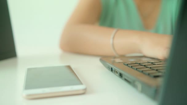 Lady Druk Bezig Met Werken Aan Zijn Bureau Terwijl Typen — Stockvideo