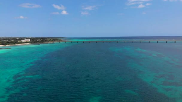 Luchtfoto Van Turquoise Water Met Auto Langs Kurima Brug Achtergrond — Stockvideo