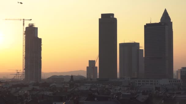 Helikopter Vliegt Verbazingwekkende Skyline Van Frankfurt Main Tijdens Zonsondergang — Stockvideo