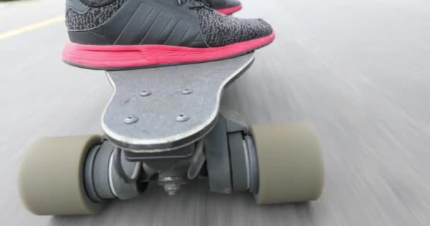 Elektrisk Dubbelbandsdriven Skateboard Ridning Vägen Trendig Transport Fordon Alternativ Skjuten — Stockvideo