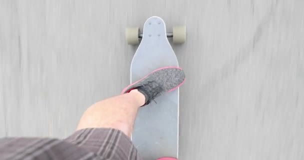 Åka Elektrisk Skateboard Vägen Nära Dubbla Gula Linjerna Körfältet Devider — Stockvideo