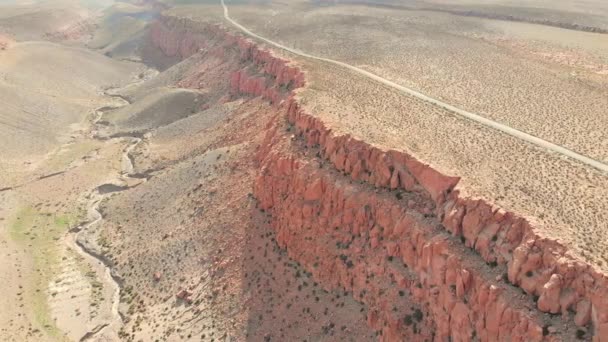 Beau Chemin Terre Isolé Dans Désert Atacama Près Une Falaise — Video