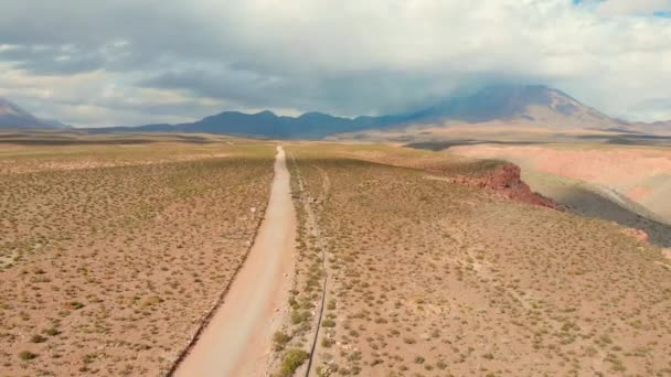 Woestijn Onverharde Weg Buurt Van Een Klif Vulkanen — Stockvideo