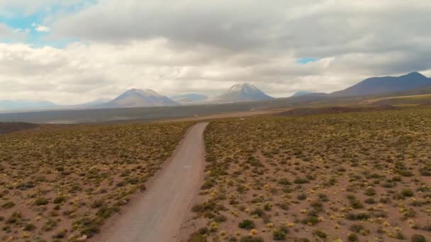 Jalan Gurun Yang Jauh Dari Gunung Berapi — Stok Video