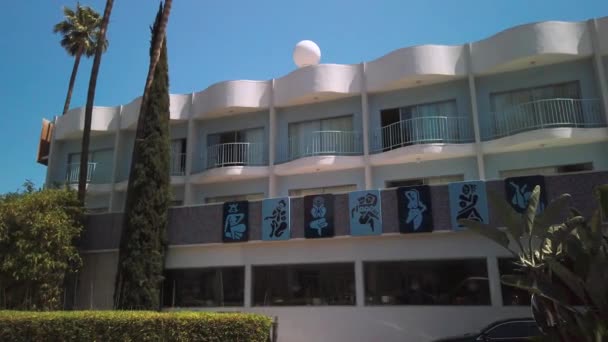 Panning Shot Standard Hollywood Hotel Sunset Dia Ensolarado Los Angeles — Vídeo de Stock