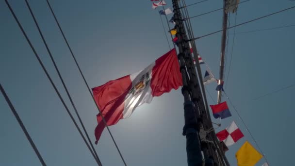 在五颜六色的高桅杆和帆索上 风中飘扬的旗帜飘扬 — 图库视频影像