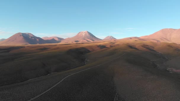 Vista Distância Aérea Uma Estrada Remota Com Montanhas Vulcões — Vídeo de Stock