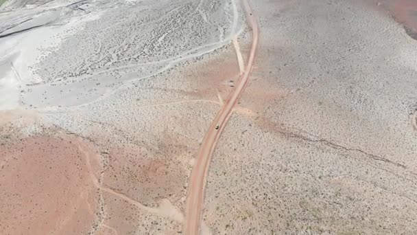 Автомобіль Пустельній Брудній Дорозі — стокове відео