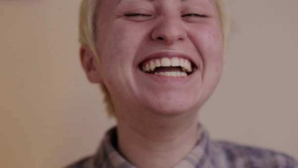 Ένας Νεαρός Γελάει Μπροστά Στην Κάμερα — Αρχείο Βίντεο