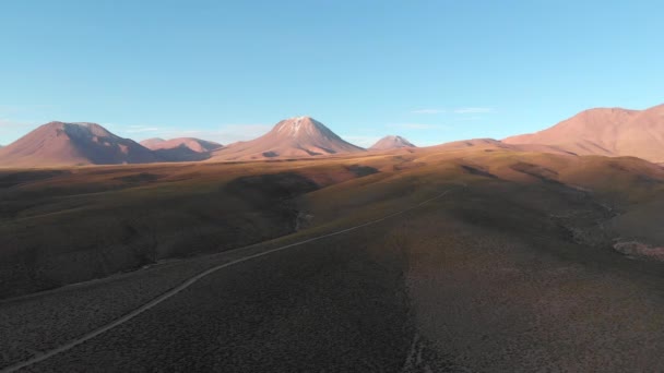 Vista Panorâmica Aérea Uma Estrada Terra Com Montanhas Vulcões — Vídeo de Stock