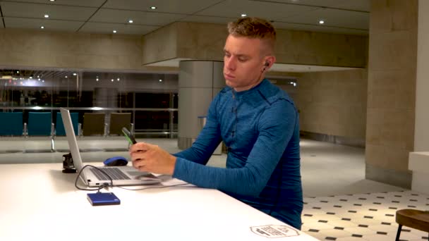 Молодой Человек Работающий Своего Ноутбука Столом Международном Аэропорту Чанги — стоковое видео