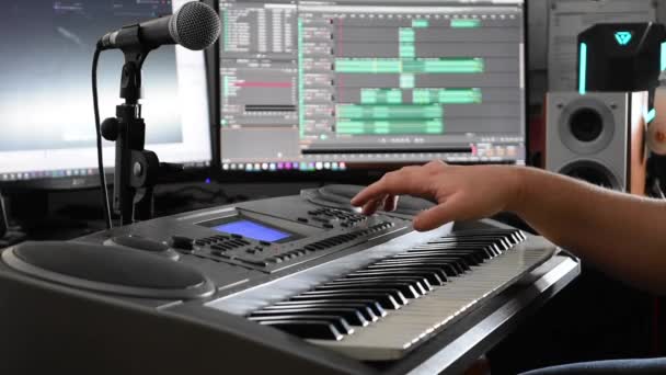 Genç Teknisyen Bir Stüdyoda Kayıt Yapmak Için Klavye Kuruyor — Stok video