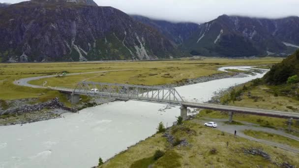 Drone Disparou Uma Ponte Sobre Rio Nas Montanhas Com Carros — Vídeo de Stock