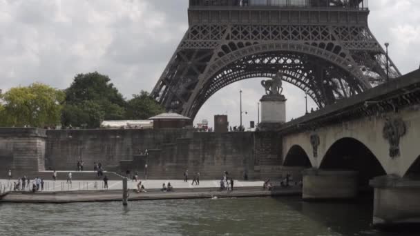 Lassú Motion Hajós Körutazás Szajna Folyón Párizsban Eiffel Torony Kilátással — Stock videók