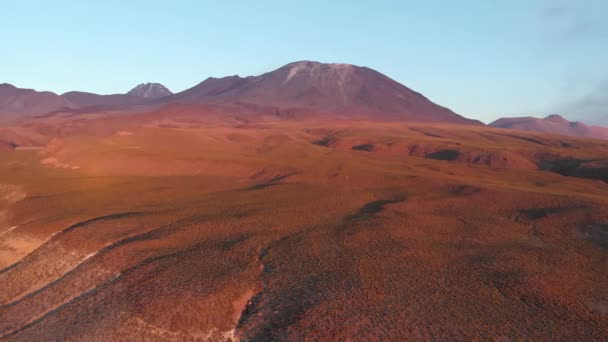 Tiro Aéreo Aproximando Vulcão Deserto Pôr Sol — Vídeo de Stock