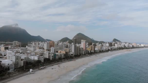 Luftaufnahme Der Strandviertel Leblon Und Ipanema Mit Dem Corcovado Und — Stockvideo