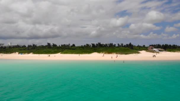 Miyakojima Tropik Maehama Sahili Nin Hava Görüntüsü Kamyon Insanların Oynadığı — Stok video