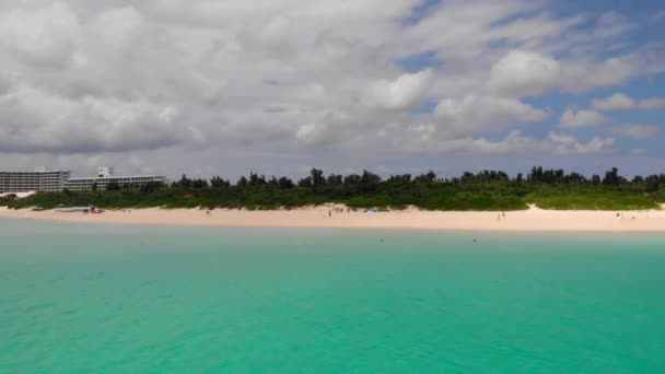 Vista Aérea Playa Tropical Maehama Gente Juega Disfruta Del Sol — Vídeos de Stock