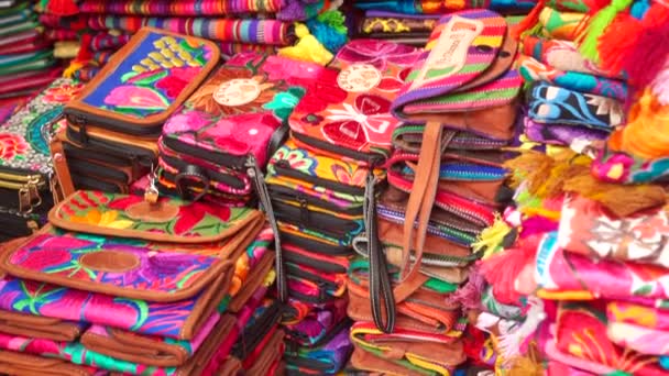 Kunsthandwerk Auf Dem Markt Von Santo Domingo Chiapas — Stockvideo