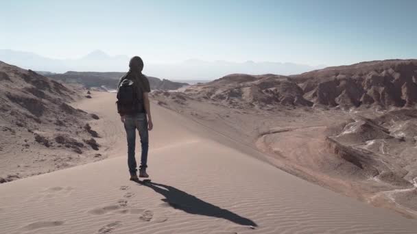Hombre Cámara Lenta Caminando Las Dunas Arena Del Desierto — Vídeo de stock