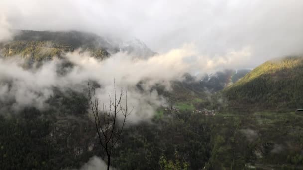 Mglisty Krajobraz Alp Francuskich Tęczą — Wideo stockowe